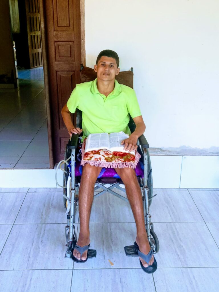 Acreano que ficou paraplégico faz rifa de fazenda para pagar tratamento na Inglaterra