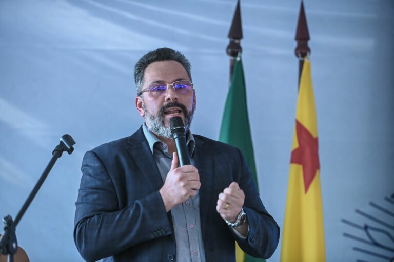 “Me solidarizo com a dor dessas mães”, diz Alan Rick em solenidade marcada por protesto