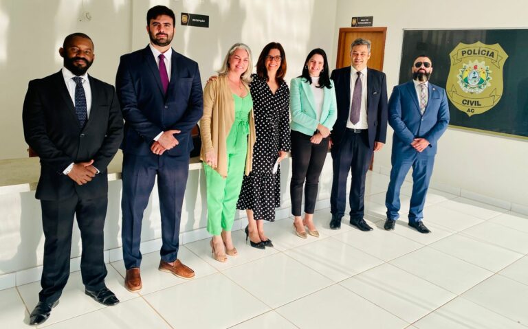 Comitiva da ministra Cristiane Britto visita delegacia da segunda regional