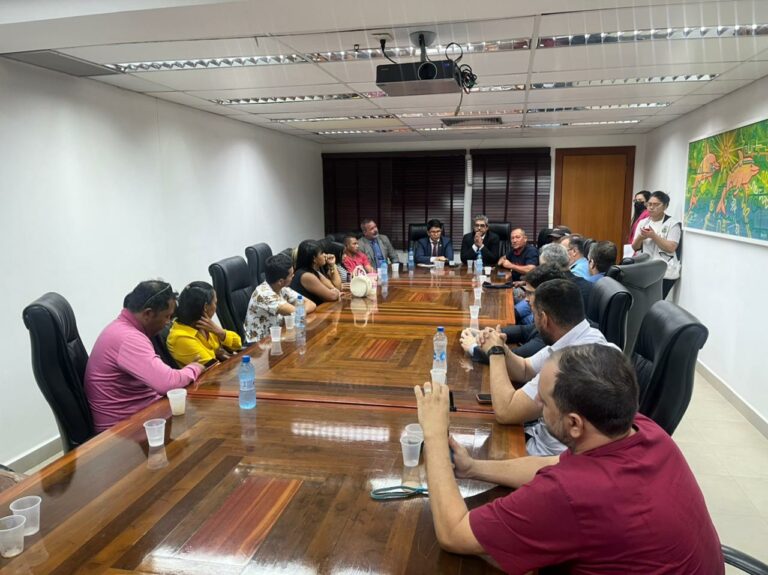 Governo e deputados recebem famílias retiradas de área de terra em Rio Branco e destacam medidas