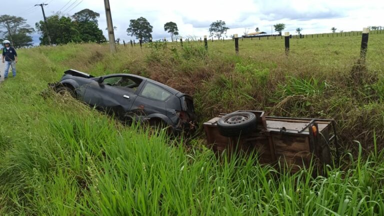 Casal fica ferido após carro cair em ribanceira no interior do Acre