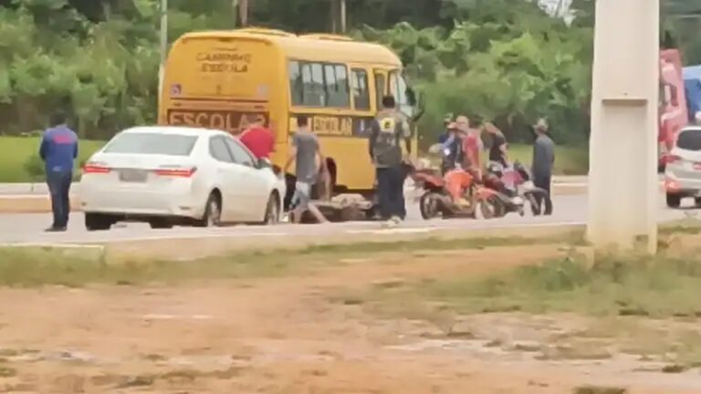 VÍDEO: Boliviana morre em frente a ônibus após queda de moto no interior do Acre