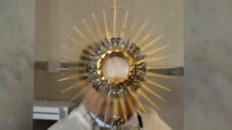 Padre faz sexo com noivo antes de celebrar seu casamento: “Uma fraqueza”