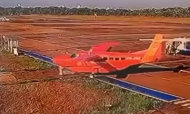 Vídeo mostra momento em que o avião dos bombeiros sai da pista no aeroporto
