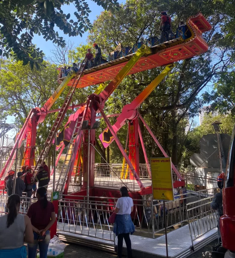 Dez crianças ficam presas presas a seis metros de altura em brinquedo de parque de diversões em SP