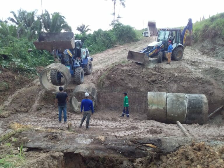 Governo e prefeitura trabalham na implantação de bueiros no Ramal do Bequinha, em Feijó