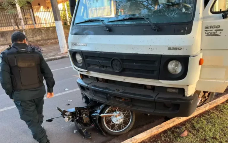 Motociclista cruza preferencial e para embaixo de caminhão