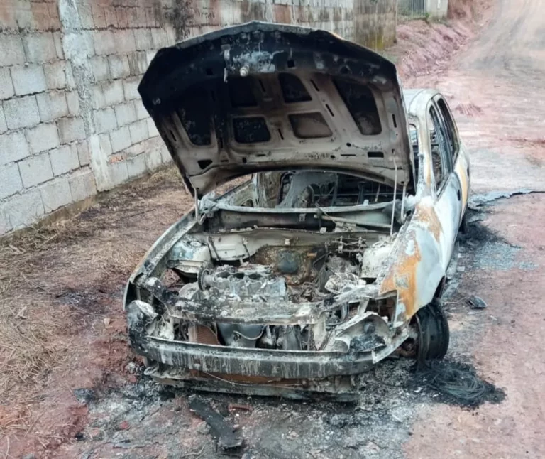 Esposa flagra marido com garota de programa, dá facadas na mulher e queima carro