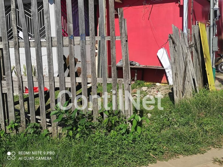 Jovem perde controle de moto, arranca cerca de madeira e cai dentro de quintal de casa em Rio Branco