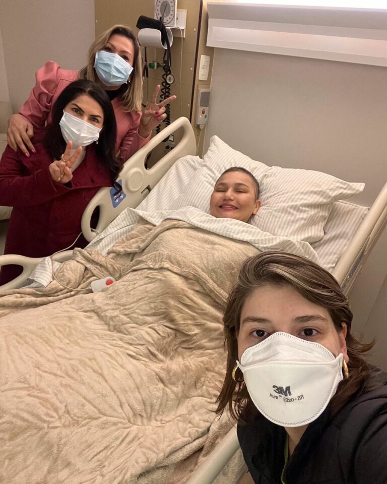 Após cirurgia para retirada das mamas, Jéssica Sales recebe alta e agradece carinho e orações