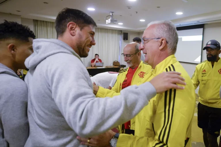 Diego Alves será titular do Flamengo contra o Internacional