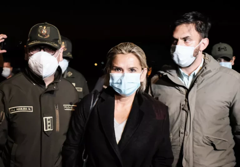 Ex-presidente interina da Bolívia é condenada por golpe de Estado