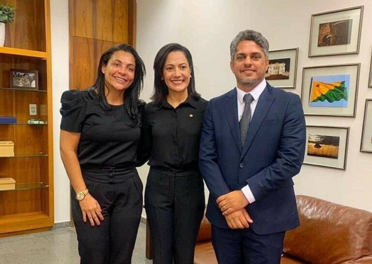 R$ 15 milhões da senadora Mailza liberados para pavimentação no Quinari; Governo assina ordem de serviço