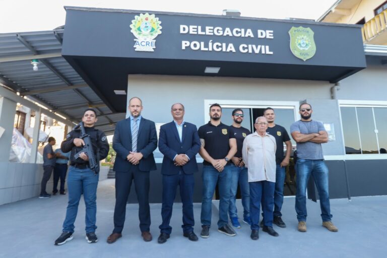 Em Marechal Thaumaturgo, governo entrega reforma de delegacia e confirma mais investimentos na educação e produção rural