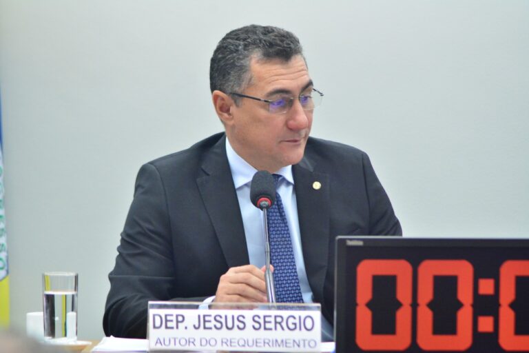 Jesus Sérgio apresenta projeto em defesa dos usuários de planos de saúde