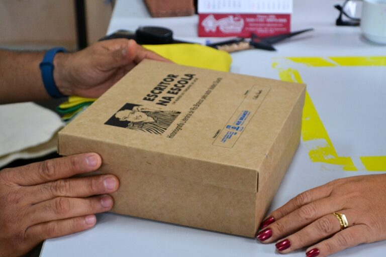 Escritor acreano distribui livros autorais para escolas de área rural em Rio Branco