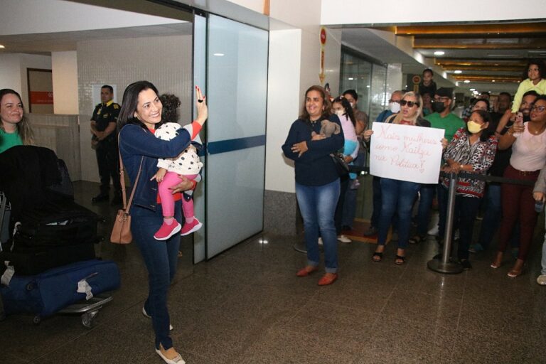 Senadora Mailza é recebida por apoiadores em Rio Branco