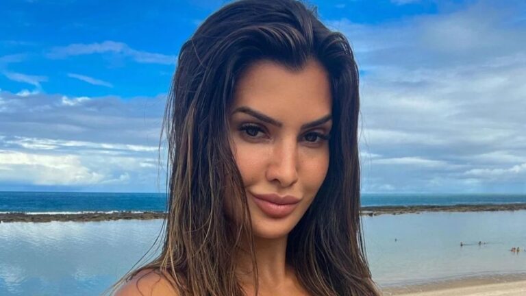 Marina Ferrari posta fotos na cachoeira e exibe corpo em forma