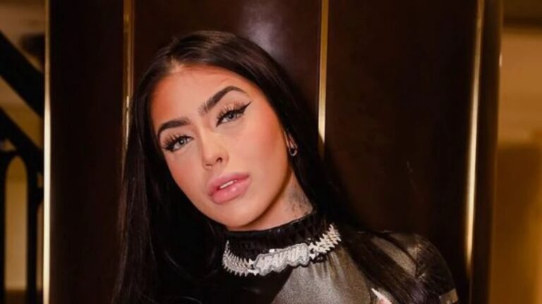 MC Mirella dança funk com peça mínima e faz clima esquentar