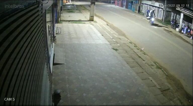 VÍDEO: Jovem tomba após tentar empinar moto no interior do Acre; confira