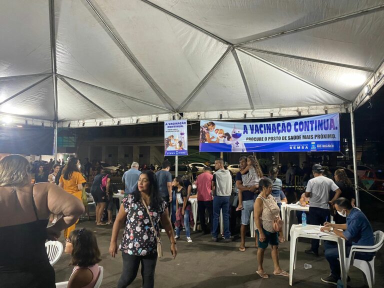 Mutirão de vacinação, na Praça da Revolução, segue tendo boa procura; veja fotos