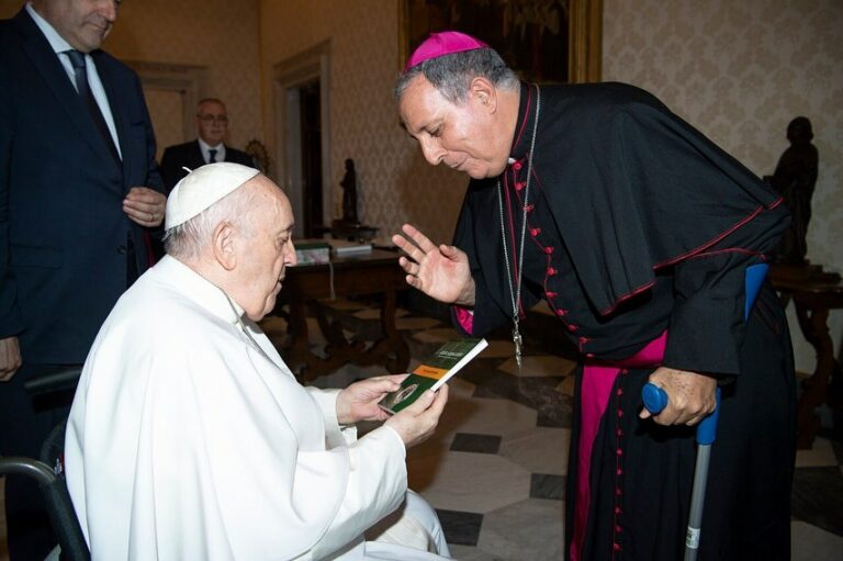 Bispo Dom Joaquín e Papa Francisco, no Vaticano
