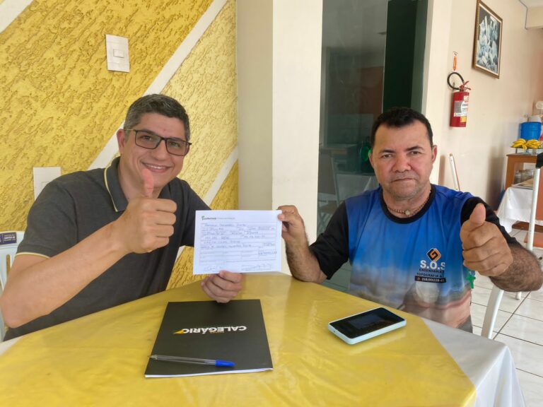 Ao lado de Calegário, repórter Francisco Guimarães assina ficha de filiação ao Podemos