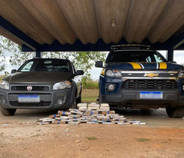 PRF apreende 50 kg de cocaína em carro transportado por caminhão-cegonha