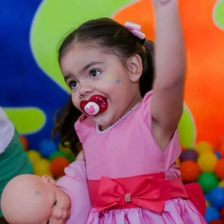 Pai de menina que morreu ao cair do 12º andar é solto após audiência de custódia