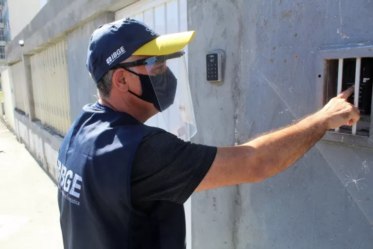 IBGE diz que população brasileira que se define preta ou parda já é de 56%