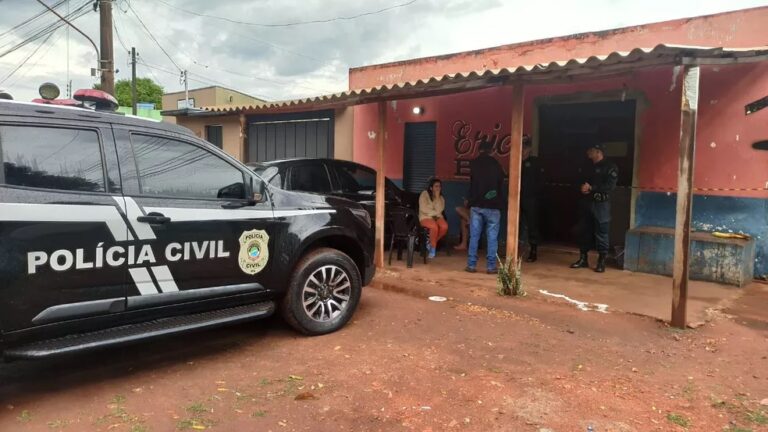 Mulher é morta a pauladas em bar e suspeito foge após o crime