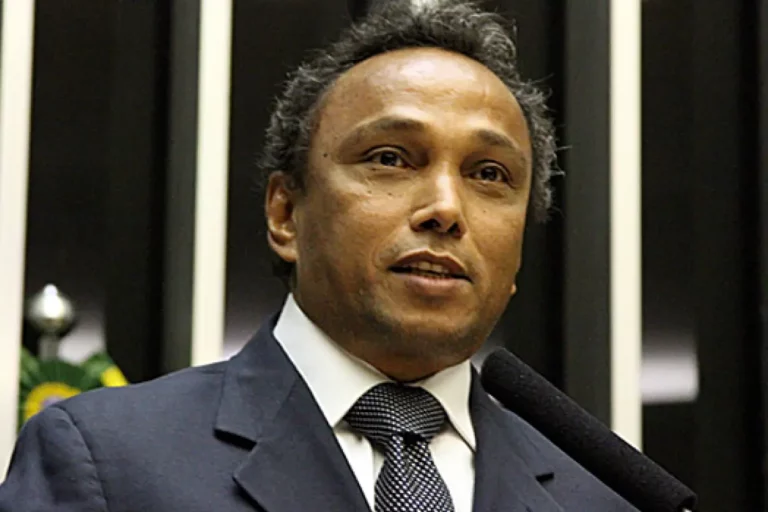 TCE condena Sibá Machado a devolver mais de R$ 700 mil aos cofres públicos