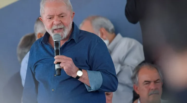 Lula: “Fico triste com Forças Armadas batendo continência para quem foi expulso do Exército”