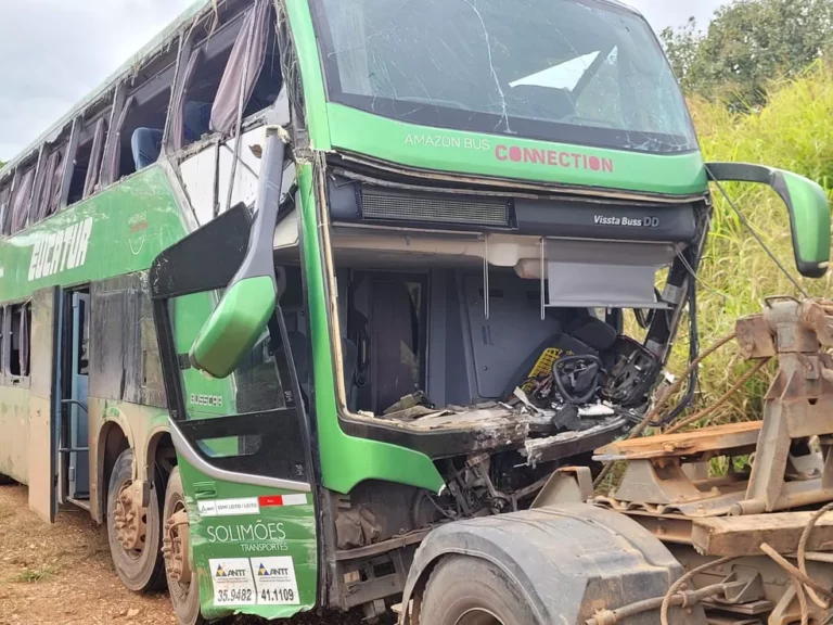 Ônibus capota após colisão com carro na BR-364 em RO e pelo menos duas pessoas morrem no local