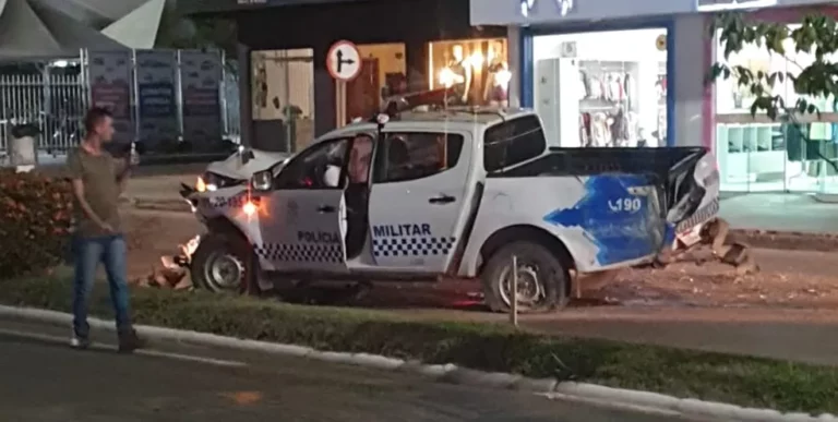 Viatura da PM bate em dois veículos durante perseguição; veja vídeo