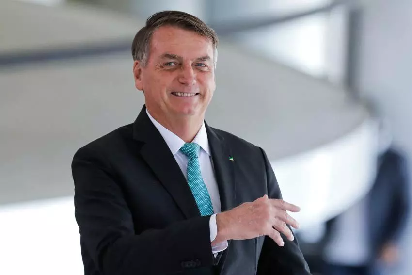 Jair Bolsonaro debocha de Anitta pelo apoio a Lula; assista