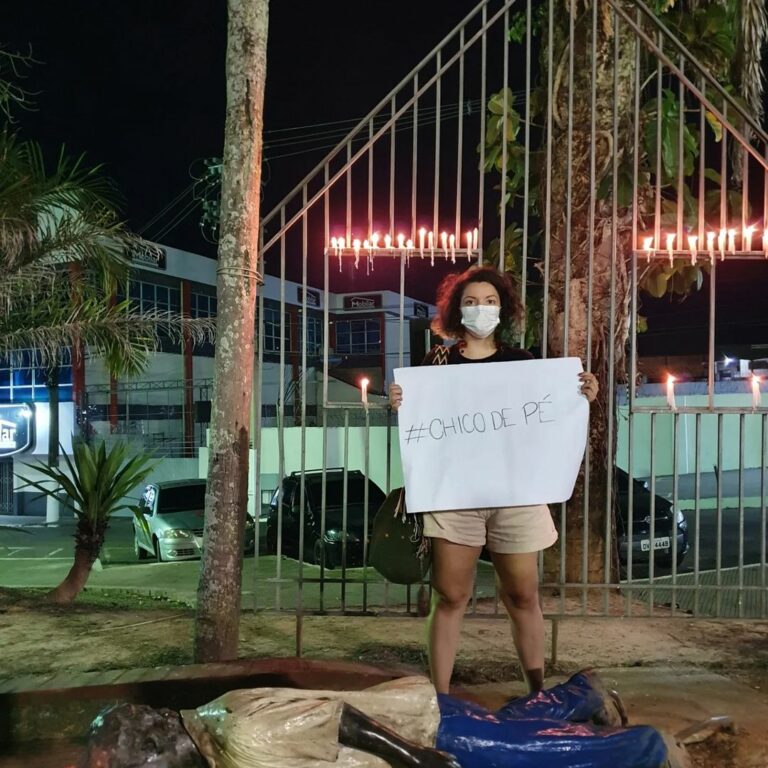 Filha e neta de Chico Mendes pedem investigação de vandalismo contra estátua do seringueiro