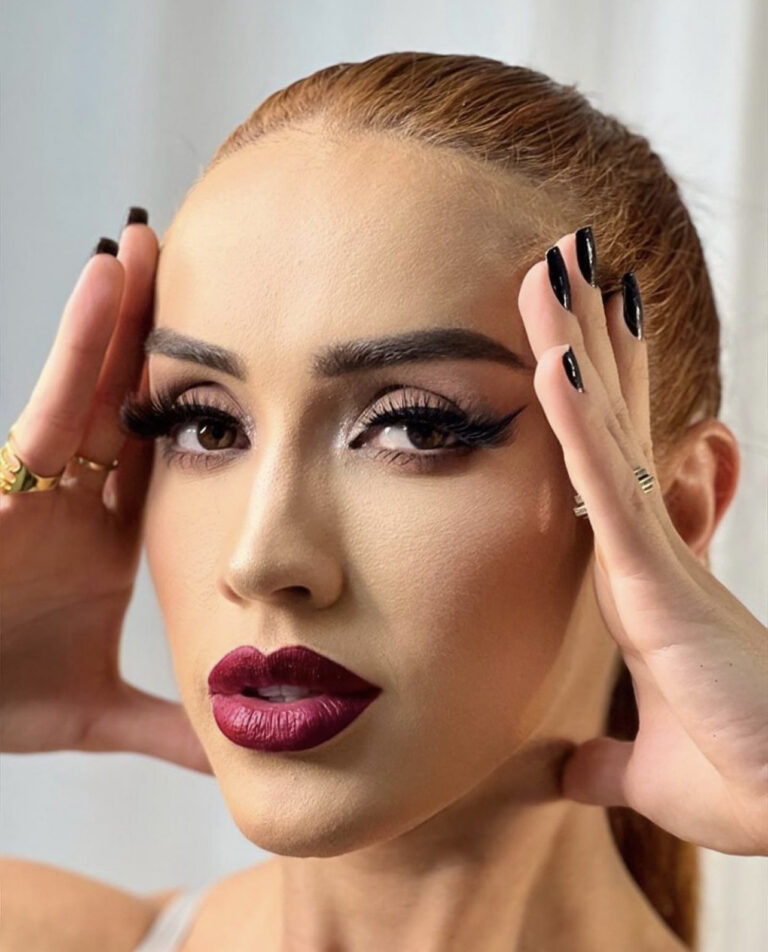 Juh Vellegas posa sexy com blusa transparente e seios cobertos por adesivos; veja foto