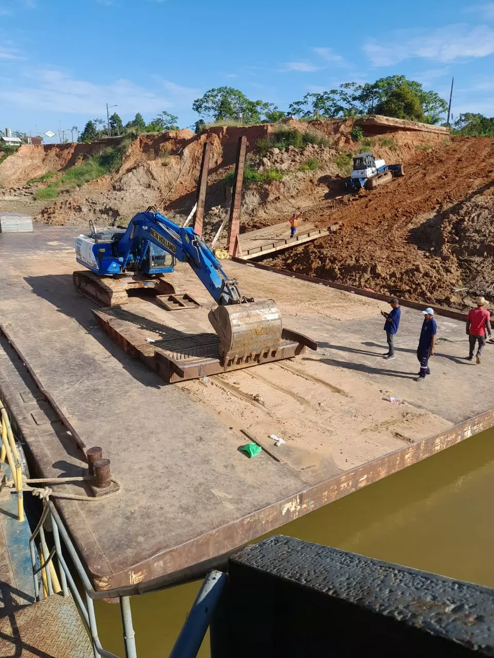 Deracre executa manutenção da rampa de acesso do porto de Cruzeiro do Sul
