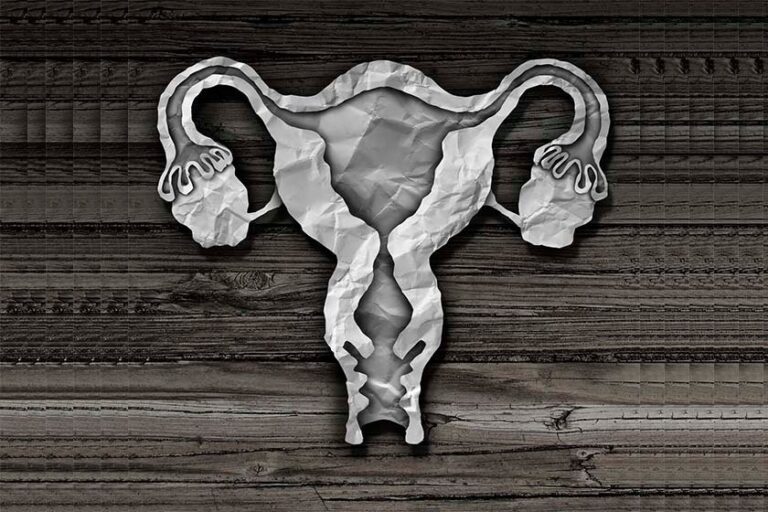 Homem passa 20 anos menstruando e descobre que tem útero e ovários