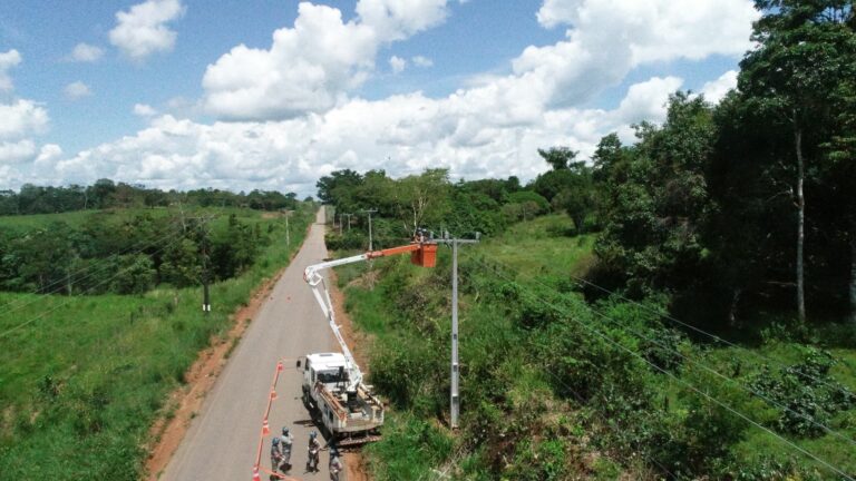 Energisa realiza procedimentos de manutenção na rede de energia elétrica