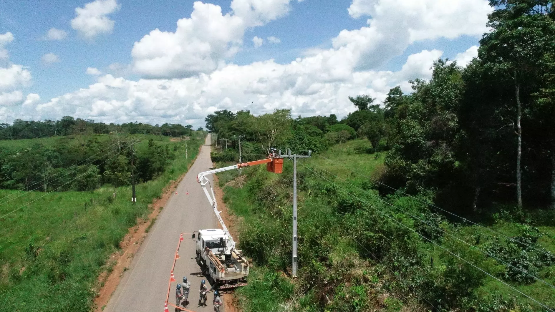 Energisa realiza procedimentos de manutenção na rede de energia elétrica
