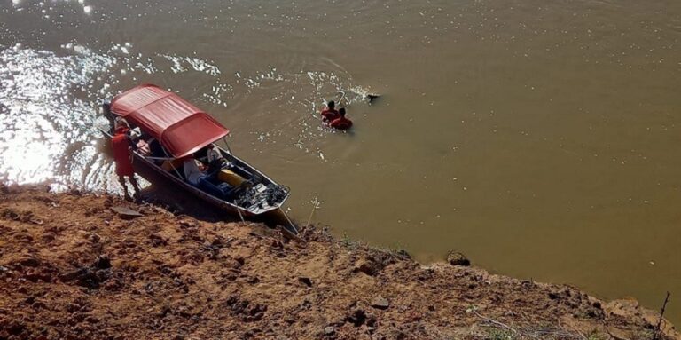 Carro com amigos cai dentro do Rio Juruá; um está desaparecido