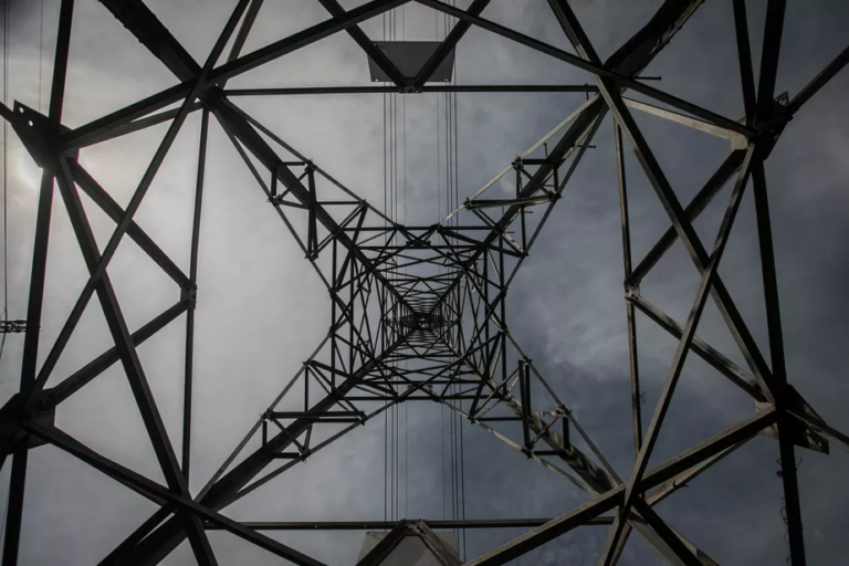 Aneel determina descontos na conta de luz de 10 distribuidoras; entenda