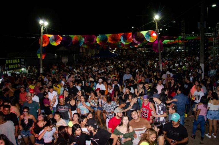 Primeira noite do Carnavale, em Brasileia, leva centenas de foliões às ruas; VEJA FOTOS