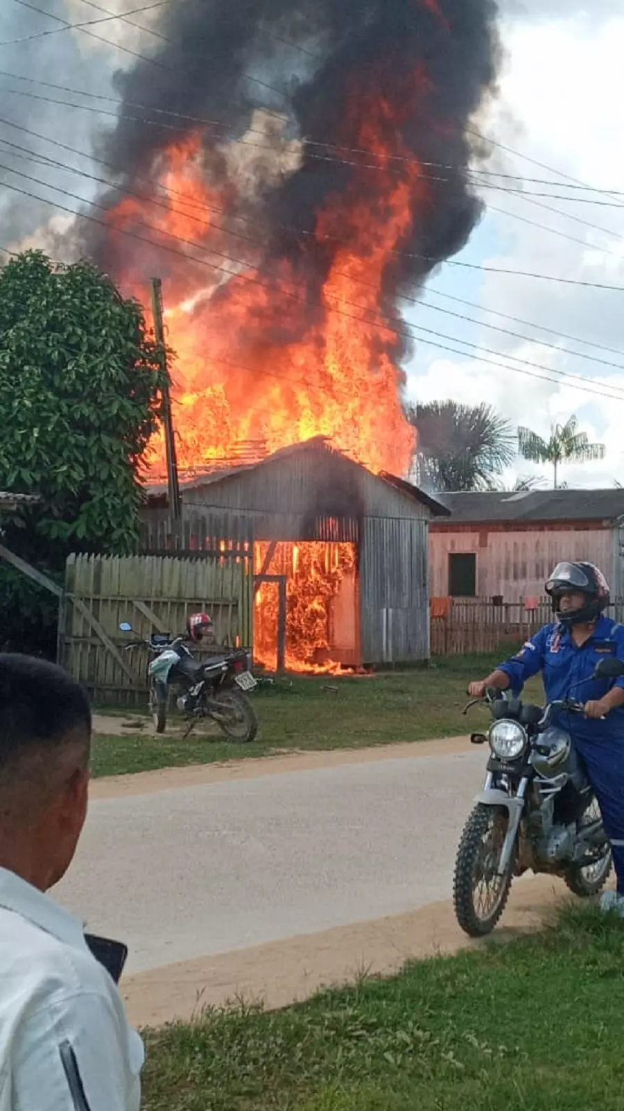 Casa pega fogo e família acreana fica só com a roupa do corpo; comunidade faz campanha
