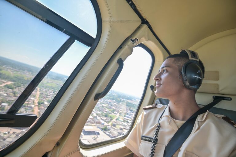 Estudante vencedor da melhor fotografia realiza sobrevoo na capital acreana