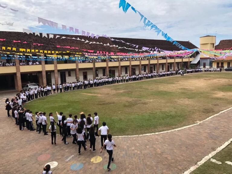 Semifinalista do The Voice Kids, acreano é surpreendido por multidão em escola; vídeo