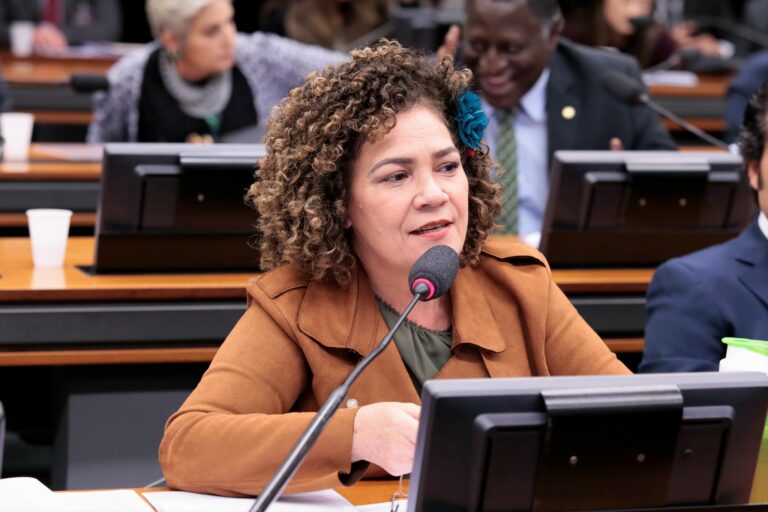 Colunista da Folha de S. Paulo diz que votaria em Perpétua Almeida se seu título fosse do Acre