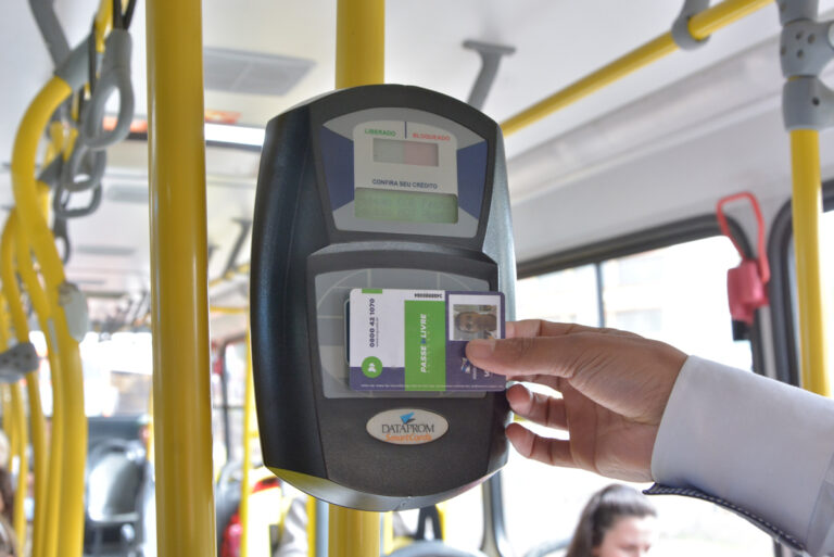 Após ter cartão suspenso, homem deve receber indenização e gratuidade em passagem de ônibus no AC